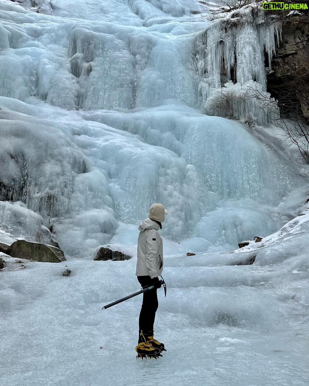 Lee Si-young Instagram - 빙벽등반❄️🥶 히말라야에 함께했던 현주대장님 덕분에 빙벽등반 첫경험 완료했습니다🫶🏻😝❤️ 운좋게 아직 얼음이 녹지않아서 운악산에서 천연빙벽으로 너무 값진 경험했어요 감사합니다🙏🏻 아니..... 무서운데 왜이렇게 짜릿하고 재밌는거죠??????ㅎㅎㅎㅎ 중간중간 계속 못믿고 의심하긴했지만 ㅋㅋㅋㅋㅋㅋㅋㅋㅋ 처음이니까😝 이날 내 전완근.... 하늘나라감......😇😇😇 다시 히말라야 가는 날까지 열심히🔥🔥🔥🔥🔥 너무 재밌어요!!!감사합니다!!!