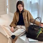 Lee Si-young Instagram - 🤎🖤🤎🖤 후......예쁘다예뻐 뮤뮤🙈 올 봄에는 간치오백😍🧳 @miumiu #miumiuss24 #miumiu