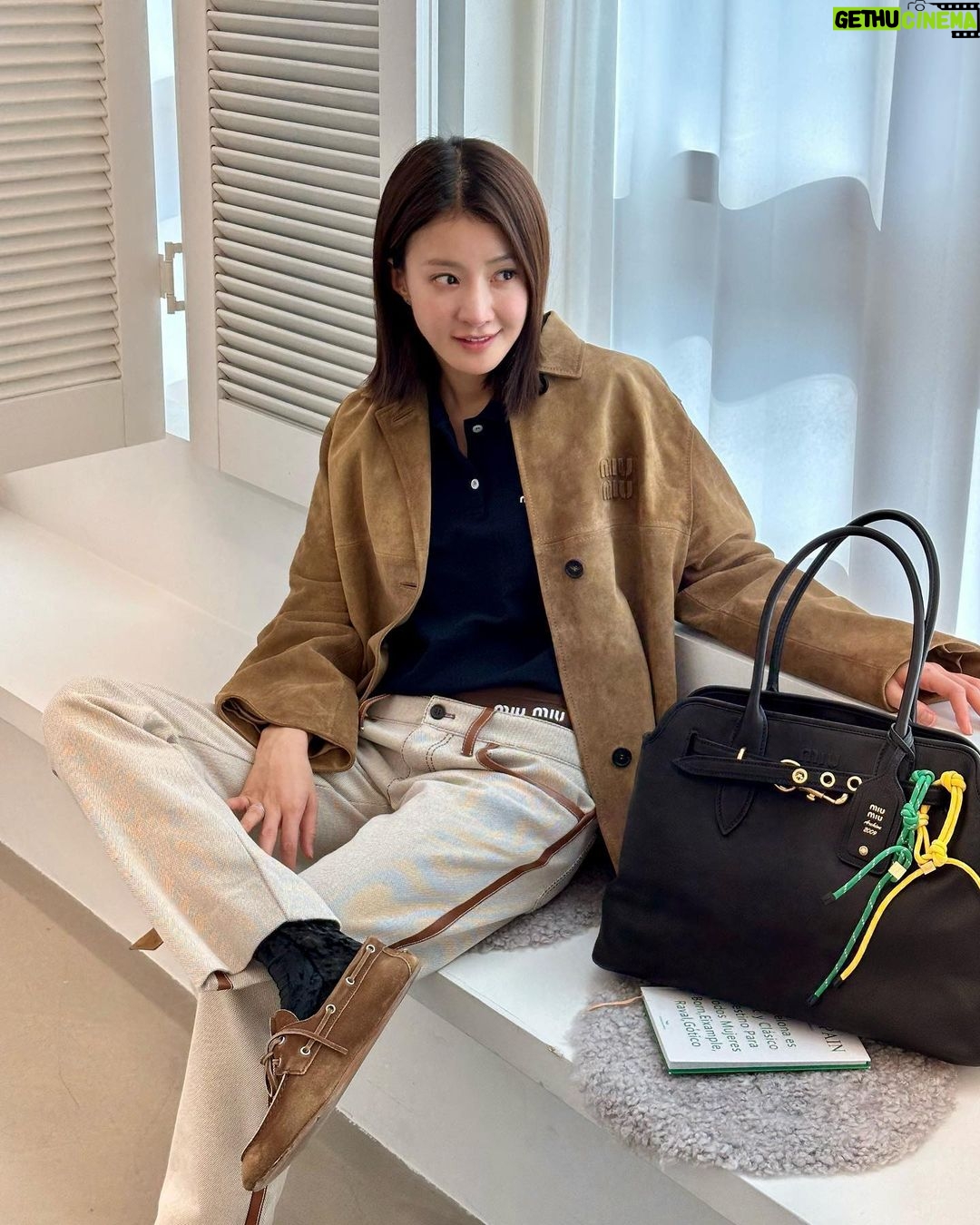Lee Si-young Instagram - đ¤đ¤đ¤đ¤ í......ěěë¤ěëť ëŽ¤ëŽ¤đ ěŹ ë´ěë ę°ěšě¤ë°ąđđ§ł @miumiu #miumiuss24 #miumiu