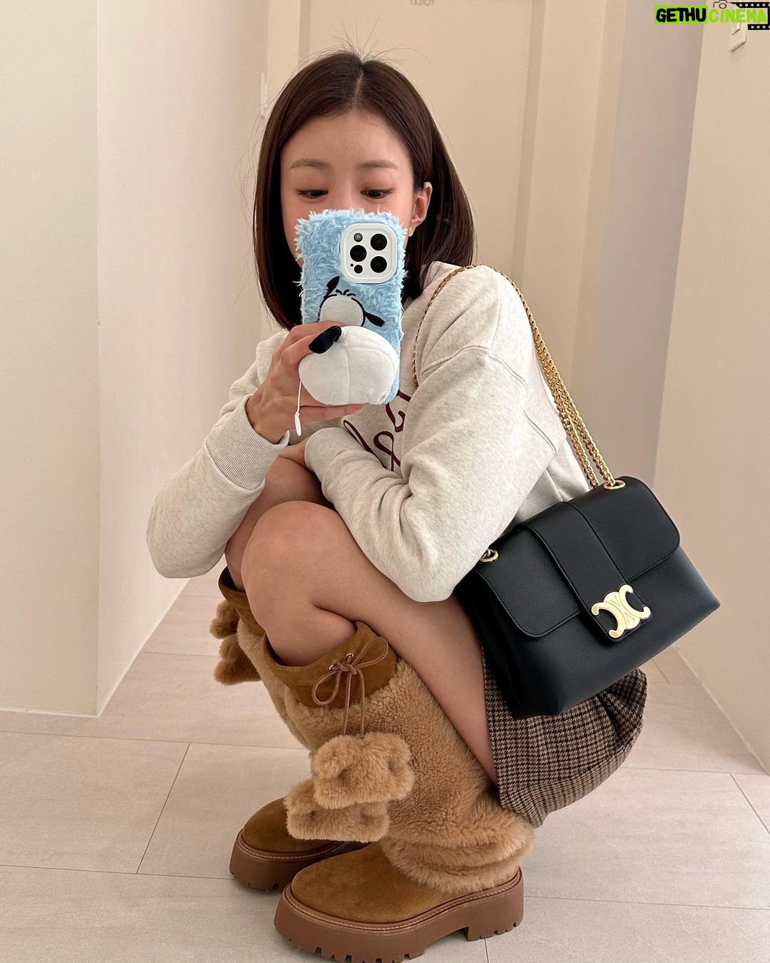 Lee Si-young Instagram - @celine 포실포실 부츠도 짱귀🥹😝🧸🤎✨ #CELINEVICTOIRE #CELINEBYHEDISLIMANE