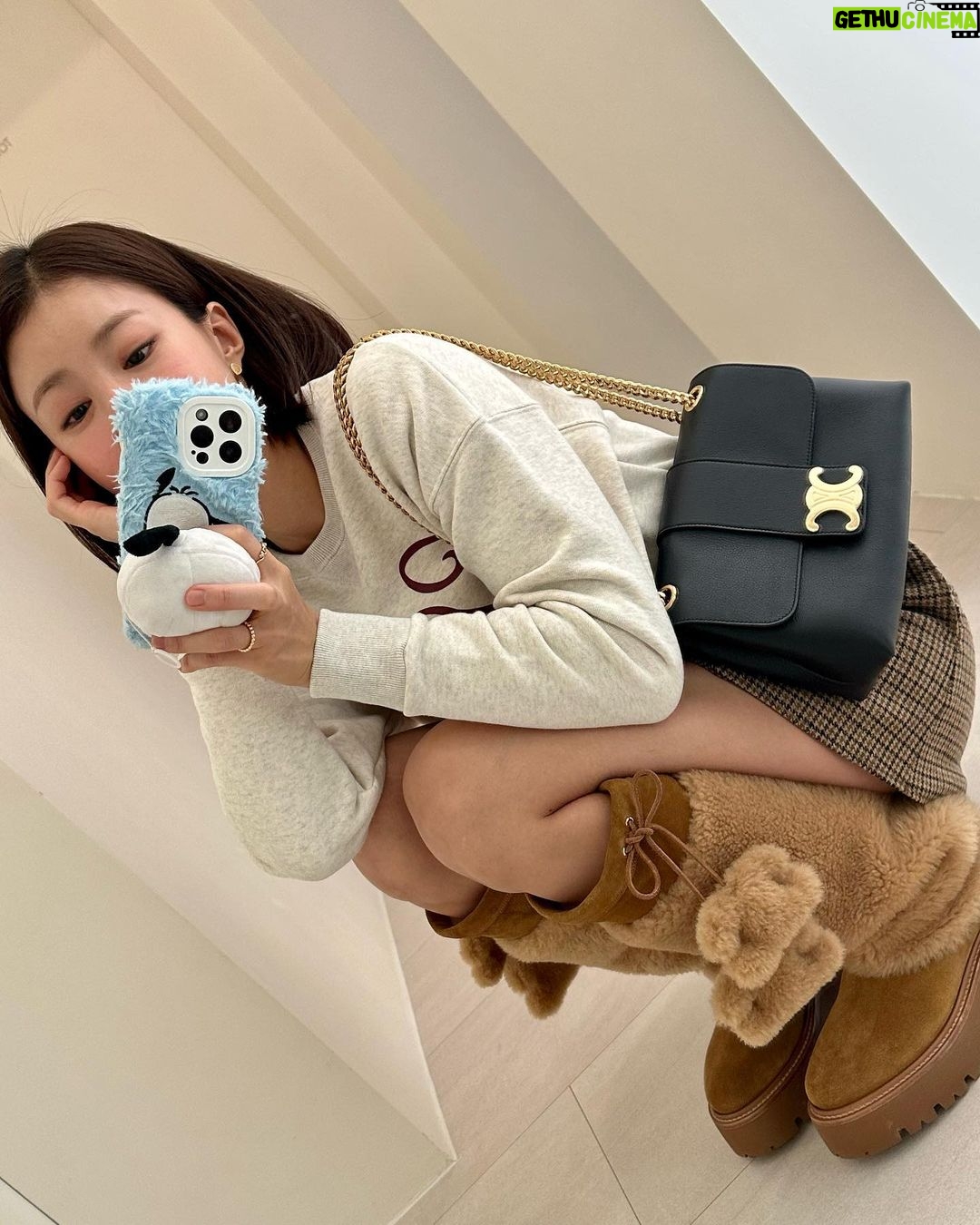 Lee Si-young Instagram - @celine 포실포실 부츠도 짱귀🥹😝🧸🤎✨ #CELINEVICTOIRE #CELINEBYHEDISLIMANE