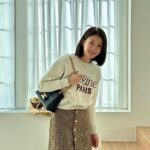 Lee Si-young Instagram - @celine 셀린느 빅투아르백✨🖤👜 #CELINEVICTOIRE #CELINEBYHEDISLIMANE