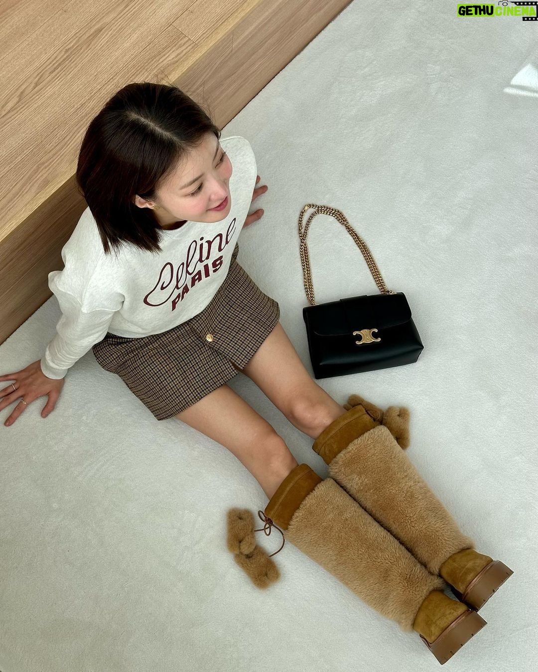 Lee Si-young Instagram - @celine 셀린느 빅투아르백✨🖤👜 #CELINEVICTOIRE #CELINEBYHEDISLIMANE