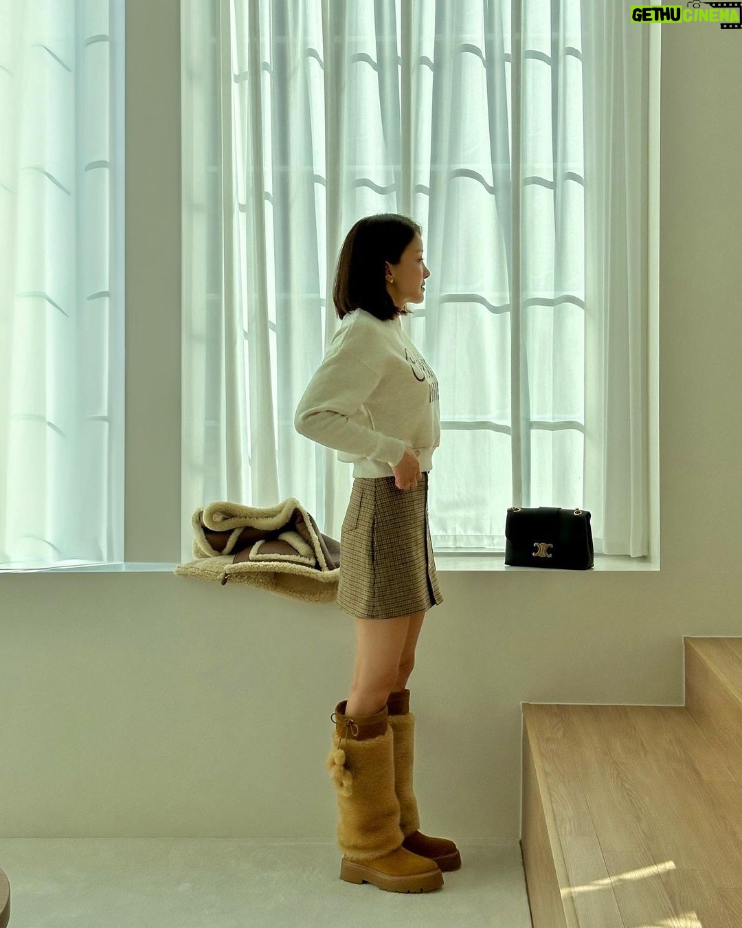 Lee Si-young Instagram - @celine 셀린느 빅투아르백✨🖤👜 #CELINEVICTOIRE #CELINEBYHEDISLIMANE