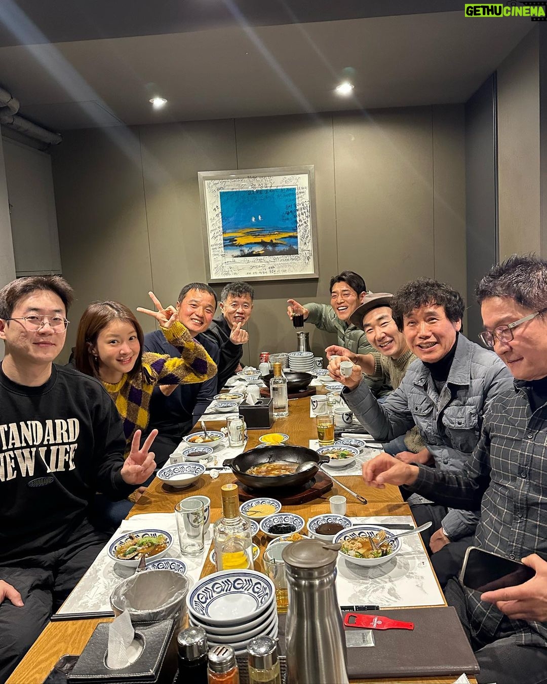 Lee Si-young Instagram - #영상엘범산 우리 히말라야 멤버들과🏔️🫶🏻 또 히말라야에서 촬영하시느라 고생한 KBS 영상앨범산 감독님들 !!!!!! 다시만나니 고생한 기억 행복한 기억 새록새록입니다😭😭😭 아니 근데 우리 회식한 중식당 넘 맛있어서 깜놀😝 하야트쉐프님이 나와서 오픈하셨다고 하더라구요!!!내돈내산이지만 넘 맛있어서 공유✨ 베이징덕 너무 좋아하는데 왠만한 호텔보다 더 나음. 게다가 가성비 최고임...후... 응암동 가시면 춘선❤️❤️❤️ 베이징덕이랑 탕수육 꼭꼭 먹어보세용😭😭😭