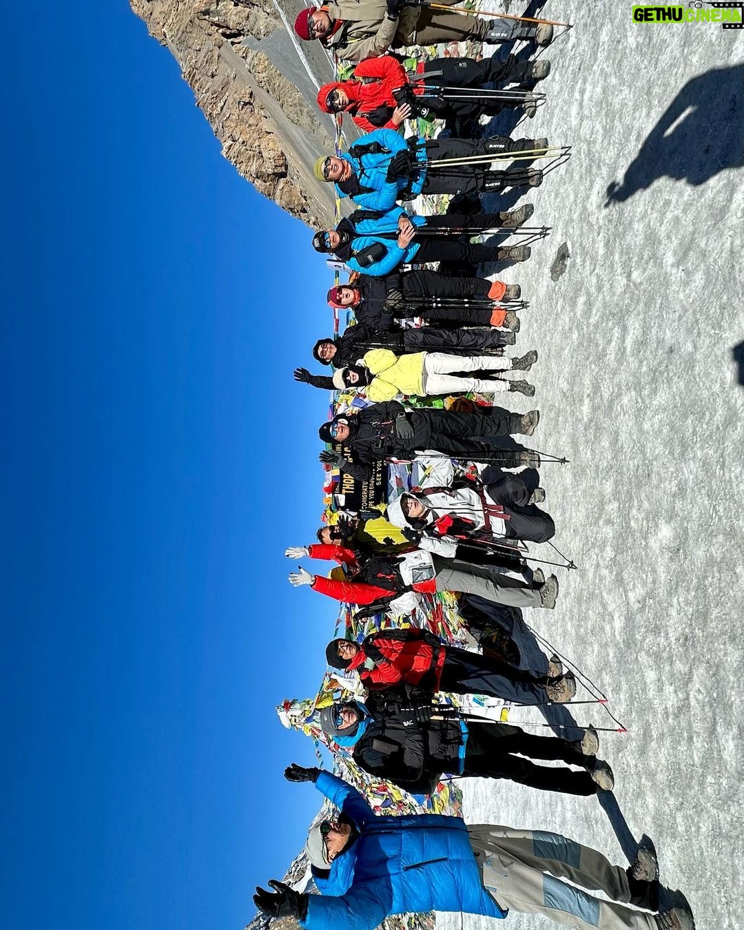 Lee Si-young Instagram - #영상엘범산 우리 히말라야 멤버들과🏔️🫶🏻 또 히말라야에서 촬영하시느라 고생한 KBS 영상앨범산 감독님들 !!!!!! 다시만나니 고생한 기억 행복한 기억 새록새록입니다😭😭😭 아니 근데 우리 회식한 중식당 넘 맛있어서 깜놀😝 하야트쉐프님이 나와서 오픈하셨다고 하더라구요!!!내돈내산이지만 넘 맛있어서 공유✨ 베이징덕 너무 좋아하는데 왠만한 호텔보다 더 나음. 게다가 가성비 최고임...후... 응암동 가시면 춘선❤️❤️❤️ 베이징덕이랑 탕수육 꼭꼭 먹어보세용😭😭😭