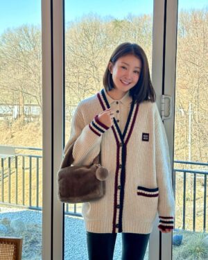 Lee Si-young Instagram - 오랜만💛✨