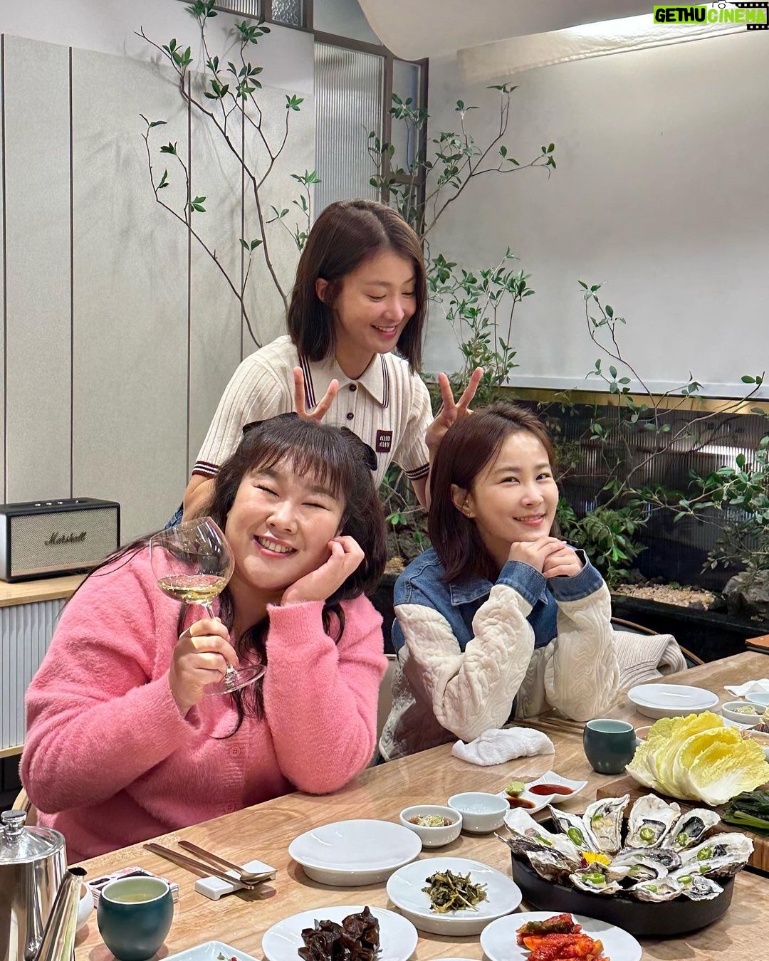 Lee Si-young Instagram - ♥️♥️♥️ 민경언니랑 귀욤지민이랑🫶🏻 영천영화에서 신년회!!!!!!!!!!💃🏻💃🏻💃🏻💃🏻💃🏻 영천영화 뜰
