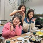 Lee Si-young Instagram - ♥️♥️♥️ 민경언니랑 귀욤지민이랑🫶🏻 영천영화에서 신년회!!!!!!!!!!💃🏻💃🏻💃🏻💃🏻💃🏻 영천영화 뜰