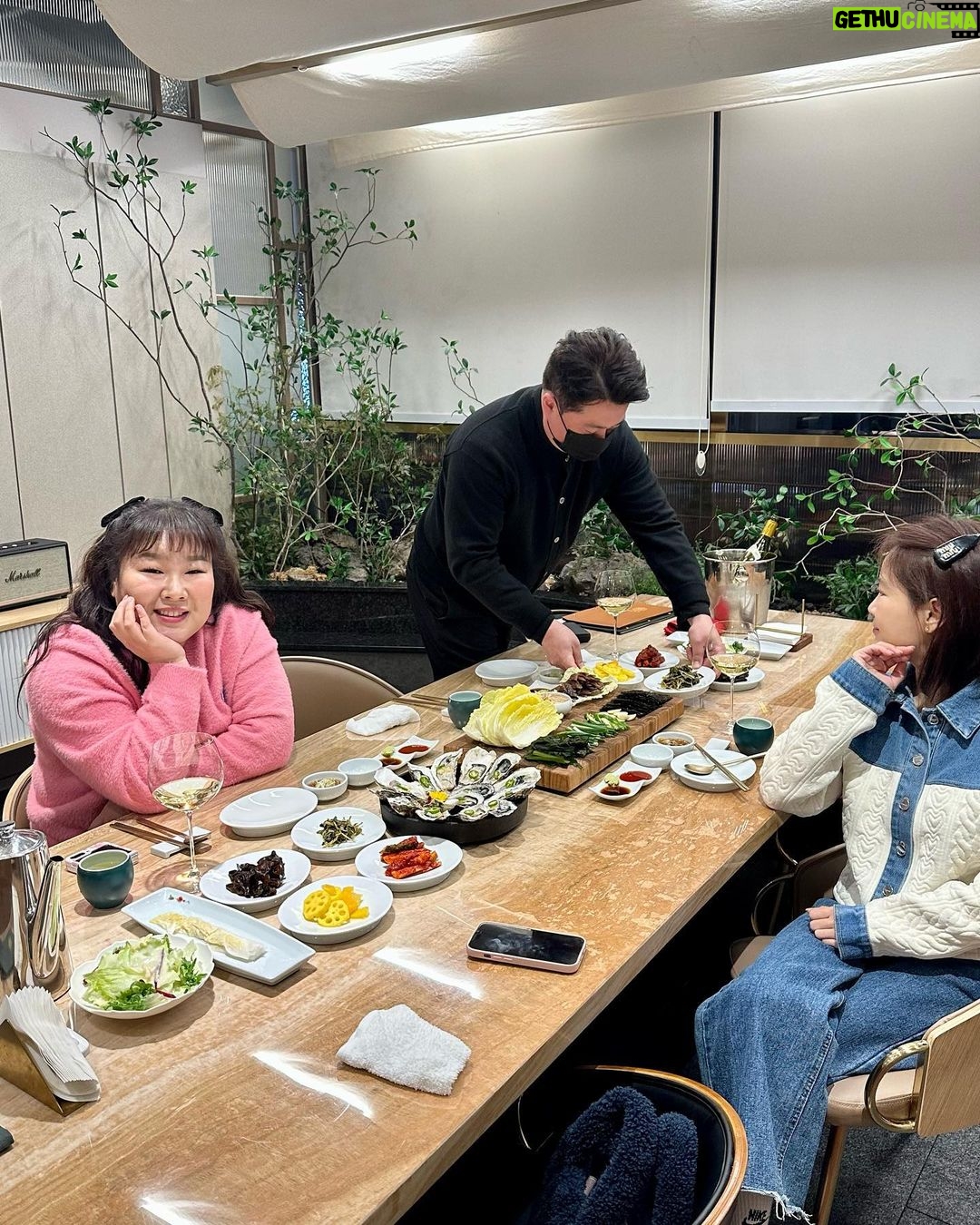 Lee Si-young Instagram - ♥️♥️♥️ 민경언니랑 귀욤지민이랑🫶🏻 영천영화에서 신년회!!!!!!!!!!💃🏻💃🏻💃🏻💃🏻💃🏻 영천영화 뜰
