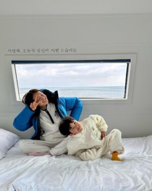 Lee Si-young Instagram - 2024년은
바다 끝에서 해맞이를 하고 싶어서 가게 된 카라반🚐🫶🏻
그리고 표정부자 정윤이😘♥️💕💋💃🏻✨😝