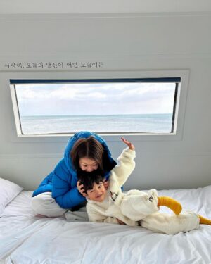 Lee Si-young Instagram - 2024년은
바다 끝에서 해맞이를 하고 싶어서 가게 된 카라반🚐🫶🏻
그리고 표정부자 정윤이😘♥️💕💋💃🏻✨😝
