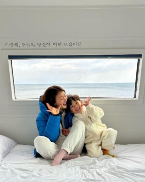 Lee Si-young Instagram - 2024년은
바다 끝에서 해맞이를 하고 싶어서 가게 된 카라반🚐🫶🏻
그리고 표정부자 정윤이😘♥️💕💋💃🏻✨😝