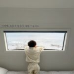Lee Si-young Instagram - 2024년은 바다 끝에서 해맞이를 하고 싶어서 가게 된 카라반🚐🫶🏻 그리고 표정부자 정윤이😘♥️💕💋💃🏻✨😝
