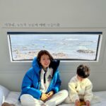 Lee Si-young Instagram - 2024년은 바다 끝에서 해맞이를 하고 싶어서 가게 된 카라반🚐🫶🏻 그리고 표정부자 정윤이😘♥️💕💋💃🏻✨😝