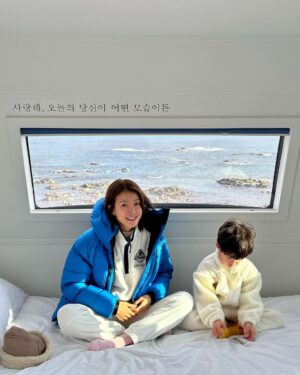 Lee Si-young Instagram - 2024년은
바다 끝에서 해맞이를 하고 싶어서 가게 된 카라반🚐🫶🏻
그리고 표정부자 정윤이😘♥️💕💋💃🏻✨😝