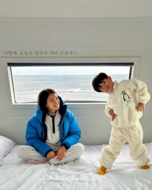 Lee Si-young Instagram - 2024년은
바다 끝에서 해맞이를 하고 싶어서 가게 된 카라반🚐🫶🏻
그리고 표정부자 정윤이😘♥️💕💋💃🏻✨😝