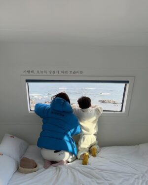 Lee Si-young Instagram - 2024년은
바다 끝에서 해맞이를 하고 싶어서 가게 된 카라반🚐🫶🏻
그리고 표정부자 정윤이😘♥️💕💋💃🏻✨😝