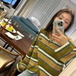 Lee Si-young Instagram - 3월 소확행💍 1.제주에서 사진 하나라도 남기기🤳🏻 2.자기전에 별 틀어놓고 자는데..갑자기 '엄마 지금을 기억해야지 사진찍자‘ 라고해서 급셀카타임(난 왜 눈물이 많아지는거..🙃) 3.좀비버스2 가자아아아아아아ㅏㅏㅏ✨🧟‍♂️🧟 4.항상 행복하지,키위랩과 광고촬영🥝 5.테판야끼가 제일 조와🫶🏻 6.7 입에서 녹아버렸던 스시사이토 🍣 8.난 정윤이가 보보입는게 좋더라😆 9.정윤최애🏎️ 10.사랑해!!