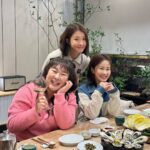 Lee Si-young Instagram - ♥️♥️♥️ 민경언니랑 귀욤지민이랑🫶🏻 영천영화에서 신년회!!!!!!!!!!💃🏻💃🏻💃🏻💃🏻💃🏻 영천영화 뜰