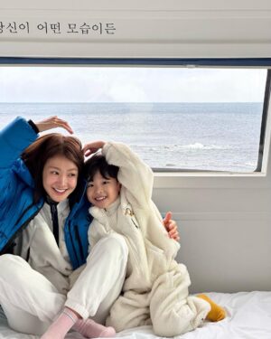 Lee Si-young Instagram - 2024년은
바다 끝에서 해맞이를 하고 싶어서 가게 된 카라반🚐🫶🏻
그리고 표정부자 정윤이😘♥️💕💋💃🏻✨😝