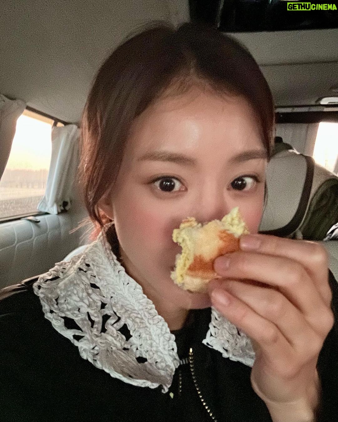 Lee Si-young Instagram - ๐ค ํ๋์ฐ๊ฑฐ ํํํ๋ ์์ ๋ฐ๋์ํธ์์ ๋ฎค๋ฎค ๊ทธ๋ฆฌ๊ณ ๋๋๋ ์์ ์ํฌ์ ํผ ๊ฑธ์ณ์ฃผ๋ฉด ํ๋ฃจ๊ฐ ํ๋ณตํ ์ดฌ์๋๋๊ณ ๋จน๋ ๊ณ๋๋นต๋ ์ฌ๋ํด์๐ซถ๐ปโจ๐ฅฏ