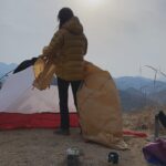 Lee Si-young Instagram - 인생첫백패킹⛰️ 나름 첫백패킹이고 정윤이도 가니까 너무 신경쓰여서 장비하나하나 사는데 공을 많이 들였는데요😍준비하면서 힘들기도했지만 뿌듯했어요 나름 내돈내산 장비템 공유🫶🏻 1.깜놀했던 rab패딩👀 아니....이렇게 따뜻하다고??? 너무너무 강추♥️ (이게 신모델은 아니지만 컬러가 예뻐서...ㅎㅎ진짜 가볍👍🏻) @rab_korea_official 2.오늘 내 텐트가 젤 예뻤지ㅎㅎ캬 잘샀다!! 1.75kg이라 가볍고 초고가도 아니고 컬러가 넘넘🫶🏻🫶🏻 @msr_thermarest_korea 3.인터넷으로 너무 확신이 안서서ㅋㅋㅋㅋㅋㅋㅋ헬리녹스 한남 매장가서 직접 앉아보고 체험해보고 샀는데 넘넘 만족😍😍 제로는 넘 가볍지만 안정감이 없어서 체어원으로 샀는데 이것도ㅠ정윤이 뒤로 두번 넘어가기는 했어요😭😭후..... 오지브로 네이쳐하이크?? 그 체어로 바꿔야게써... 살짝 더 무겁지만 뒤로 절대 안넘어감 암튼 컬러도 넘 예쁘고 테이블도 가볍고 컵도 꼿아 넣을수있어서👍🏻👍🏻 거기에 첨스컵♥️ 그리고 파타고니아 정윤이 가방 꺄😍 4.이거 안샀으면 큰일날뻔... 진짜 따뜻하게 잘썼던 정윤이 입는침낭 @ujoutdoor 마지막에 내눈 테러..... 정윤이😇😇😇 5.정윤이가 찍어준 오지브로와 나!! @_ogbro 6.오지브로의 3인용텐트에 급관심 정윤이🥰💕 7.정윤이와 텐트 첫날밤... 경사진곳에 텐트친 나새끼 때문에...개고생이었지만 넘 추억이다!!!!! 8.색감 너무예쁜 @kelty_korea 가방 그리고 오지가 추천해준 써머레스트 발포매트,니모 알파인 에어메트,씨투써밋 침낭,크레모아 조명..... 후 가방에 끝없이 들어있다.....😇 9.오지의 1일 아빠체험....(완벽하지 않았으니 담에 한번더..🙏🏻) 10.귀여운 정윤이 등산화랑 내 신상 잠발란 등산화😍😍다들 예쁘다고 칭찬해쥼 히히 @zamberlan_korea #백패킹 #백패킹장비