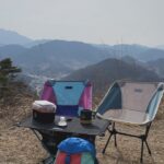 Lee Si-young Instagram - 인생첫백패킹⛰️ 나름 첫백패킹이고 정윤이도 가니까 너무 신경쓰여서 장비하나하나 사는데 공을 많이 들였는데요😍준비하면서 힘들기도했지만 뿌듯했어요 나름 내돈내산 장비템 공유🫶🏻 1.깜놀했던 rab패딩👀 아니....이렇게 따뜻하다고??? 너무너무 강추♥️ (이게 신모델은 아니지만 컬러가 예뻐서...ㅎㅎ진짜 가볍👍🏻) @rab_korea_official 2.오늘 내 텐트가 젤 예뻤지ㅎㅎ캬 잘샀다!! 1.75kg이라 가볍고 초고가도 아니고 컬러가 넘넘🫶🏻🫶🏻 @msr_thermarest_korea 3.인터넷으로 너무 확신이 안서서ㅋㅋㅋㅋㅋㅋㅋ헬리녹스 한남 매장가서 직접 앉아보고 체험해보고 샀는데 넘넘 만족😍😍 제로는 넘 가볍지만 안정감이 없어서 체어원으로 샀는데 이것도ㅠ정윤이 뒤로 두번 넘어가기는 했어요😭😭후..... 오지브로 네이쳐하이크?? 그 체어로 바꿔야게써... 살짝 더 무겁지만 뒤로 절대 안넘어감 암튼 컬러도 넘 예쁘고 테이블도 가볍고 컵도 꼿아 넣을수있어서👍🏻👍🏻 거기에 첨스컵♥️ 그리고 파타고니아 정윤이 가방 꺄😍 4.이거 안샀으면 큰일날뻔... 진짜 따뜻하게 잘썼던 정윤이 입는침낭 @ujoutdoor 마지막에 내눈 테러..... 정윤이😇😇😇 5.정윤이가 찍어준 오지브로와 나!! @_ogbro 6.오지브로의 3인용텐트에 급관심 정윤이🥰💕 7.정윤이와 텐트 첫날밤... 경사진곳에 텐트친 나새끼 때문에...개고생이었지만 넘 추억이다!!!!! 8.색감 너무예쁜 @kelty_korea 가방 그리고 오지가 추천해준 써머레스트 발포매트,니모 알파인 에어메트,씨투써밋 침낭,크레모아 조명..... 후 가방에 끝없이 들어있다.....😇 9.오지의 1일 아빠체험....(완벽하지 않았으니 담에 한번더..🙏🏻) 10.귀여운 정윤이 등산화랑 내 신상 잠발란 등산화😍😍다들 예쁘다고 칭찬해쥼 히히 @zamberlan_korea #백패킹 #백패킹장비