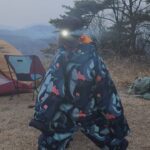 Lee Si-young Instagram - 인생첫백패킹⛰️ 나름 첫백패킹이고 정윤이도 가니까 너무 신경쓰여서 장비하나하나 사는데 공을 많이 들였는데요😍준비하면서 힘들기도했지만 뿌듯했어요 나름 내돈내산 장비템 공유🫶🏻 1.깜놀했던 rab패딩👀 아니....이렇게 따뜻하다고??? 너무너무 강추♥️ (이게 신모델은 아니지만 컬러가 예뻐서...ㅎㅎ진짜 가볍👍🏻) @rab_korea_official 2.오늘 내 텐트가 젤 예뻤지ㅎㅎ캬 잘샀다!! 1.75kg이라 가볍고 초고가도 아니고 컬러가 넘넘🫶🏻🫶🏻 @msr_thermarest_korea 3.인터넷으로 너무 확신이 안서서ㅋㅋㅋㅋㅋㅋㅋ헬리녹스 한남 매장가서 직접 앉아보고 체험해보고 샀는데 넘넘 만족😍😍 제로는 넘 가볍지만 안정감이 없어서 체어원으로 샀는데 이것도ㅠ정윤이 뒤로 두번 넘어가기는 했어요😭😭후..... 오지브로 네이쳐하이크?? 그 체어로 바꿔야게써... 살짝 더 무겁지만 뒤로 절대 안넘어감 암튼 컬러도 넘 예쁘고 테이블도 가볍고 컵도 꼿아 넣을수있어서👍🏻👍🏻 거기에 첨스컵♥️ 그리고 파타고니아 정윤이 가방 꺄😍 4.이거 안샀으면 큰일날뻔... 진짜 따뜻하게 잘썼던 정윤이 입는침낭 @ujoutdoor 마지막에 내눈 테러..... 정윤이😇😇😇 5.정윤이가 찍어준 오지브로와 나!! @_ogbro 6.오지브로의 3인용텐트에 급관심 정윤이🥰💕 7.정윤이와 텐트 첫날밤... 경사진곳에 텐트친 나새끼 때문에...개고생이었지만 넘 추억이다!!!!! 8.색감 너무예쁜 @kelty_korea 가방 그리고 오지가 추천해준 써머레스트 발포매트,니모 알파인 에어메트,씨투써밋 침낭,크레모아 조명..... 후 가방에 끝없이 들어있다.....😇 9.오지의 1일 아빠체험....(완벽하지 않았으니 담에 한번더..🙏🏻) 10.귀여운 정윤이 등산화랑 내 신상 잠발란 등산화😍😍다들 예쁘다고 칭찬해쥼 히히 @zamberlan_korea #백패킹 #백패킹장비