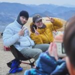 Lee Si-young Instagram - 인생첫백패킹⛰️ 나름 첫백패킹이고 정윤이도 가니까 너무 신경쓰여서 장비하나하나 사는데 공을 많이 들였는데요😍준비하면서 힘들기도했지만 뿌듯했어요 나름 내돈내산 장비템 공유🫶🏻 1.깜놀했던 rab패딩👀 아니....이렇게 따뜻하다고??? 너무너무 강추♥️ (이게 신모델은 아니지만 컬러가 예뻐서...ㅎㅎ진짜 가볍👍🏻) @rab_korea_official 2.오늘 내 텐트가 젤 예뻤지ㅎㅎ캬 잘샀다!! 1.75kg이라 가볍고 초고가도 아니고 컬러가 넘넘🫶🏻🫶🏻 @msr_thermarest_korea 3.인터넷으로 너무 확신이 안서서ㅋㅋㅋㅋㅋㅋㅋ헬리녹스 한남 매장가서 직접 앉아보고 체험해보고 샀는데 넘넘 만족😍😍 제로는 넘 가볍지만 안정감이 없어서 체어원으로 샀는데 이것도ㅠ정윤이 뒤로 두번 넘어가기는 했어요😭😭후..... 오지브로 네이쳐하이크?? 그 체어로 바꿔야게써... 살짝 더 무겁지만 뒤로 절대 안넘어감 암튼 컬러도 넘 예쁘고 테이블도 가볍고 컵도 꼿아 넣을수있어서👍🏻👍🏻 거기에 첨스컵♥️ 그리고 파타고니아 정윤이 가방 꺄😍 4.이거 안샀으면 큰일날뻔... 진짜 따뜻하게 잘썼던 정윤이 입는침낭 @ujoutdoor 마지막에 내눈 테러..... 정윤이😇😇😇 5.정윤이가 찍어준 오지브로와 나!! @_ogbro 6.오지브로의 3인용텐트에 급관심 정윤이🥰💕 7.정윤이와 텐트 첫날밤... 경사진곳에 텐트친 나새끼 때문에...개고생이었지만 넘 추억이다!!!!! 8.색감 너무예쁜 @kelty_korea 가방 그리고 오지가 추천해준 써머레스트 발포매트,니모 알파인 에어메트,씨투써밋 침낭,크레모아 조명..... 후 가방에 끝없이 들어있다.....😇 9.오지의 1일 아빠체험....(완벽하지 않았으니 담에 한번더..🙏🏻) 10.귀여운 정윤이 등산화랑 내 신상 잠발란 등산화😍😍다들 예쁘다고 칭찬해쥼 히히 @zamberlan_korea #백패킹 #백패킹장비