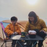 Lee Si-young Instagram - 인생첫백패킹⛰️ 나름 첫백패킹이고 정윤이도 가니까 너무 신경쓰여서 장비하나하나 사는데 공을 많이 들였는데요😍준비하면서 힘들기도했지만 뿌듯했어요 나름 내돈내산 장비템 공유🫶🏻 1.깜놀했던 rab패딩👀 아니....이렇게 따뜻하다고??? 너무너무 강추♥️ (이게 신모델은 아니지만 컬러가 예뻐서...ㅎㅎ진짜 가볍👍🏻) @rab_korea_official 2.오늘 내 텐트가 젤 예뻤지ㅎㅎ캬 잘샀다!! 1.75kg이라 가볍고 초고가도 아니고 컬러가 넘넘🫶🏻🫶🏻 @msr_thermarest_korea 3.인터넷으로 너무 확신이 안서서ㅋㅋㅋㅋㅋㅋㅋ헬리녹스 한남 매장가서 직접 앉아보고 체험해보고 샀는데 넘넘 만족😍😍 제로는 넘 가볍지만 안정감이 없어서 체어원으로 샀는데 이것도ㅠ정윤이 뒤로 두번 넘어가기는 했어요😭😭후..... 오지브로 네이쳐하이크?? 그 체어로 바꿔야게써... 살짝 더 무겁지만 뒤로 절대 안넘어감 암튼 컬러도 넘 예쁘고 테이블도 가볍고 컵도 꼿아 넣을수있어서👍🏻👍🏻 거기에 첨스컵♥️ 그리고 파타고니아 정윤이 가방 꺄😍 4.이거 안샀으면 큰일날뻔... 진짜 따뜻하게 잘썼던 정윤이 입는침낭 @ujoutdoor 마지막에 내눈 테러..... 정윤이😇😇😇 5.정윤이가 찍어준 오지브로와 나!! @_ogbro 6.오지브로의 3인용텐트에 급관심 정윤이🥰💕 7.정윤이와 텐트 첫날밤... 경사진곳에 텐트친 나새끼 때문에...개고생이었지만 넘 추억이다!!!!! 8.색감 너무예쁜 @kelty_korea 가방 그리고 오지가 추천해준 써머레스트 발포매트,니모 알파인 에어메트,씨투써밋 침낭,크레모아 조명..... 후 가방에 끝없이 들어있다.....😇 9.오지의 1일 아빠체험....(완벽하지 않았으니 담에 한번더..🙏🏻) 10.귀여운 정윤이 등산화랑 내 신상 잠발란 등산화😍😍다들 예쁘다고 칭찬해쥼 히히 @zamberlan_korea #백패킹 #백패킹장비