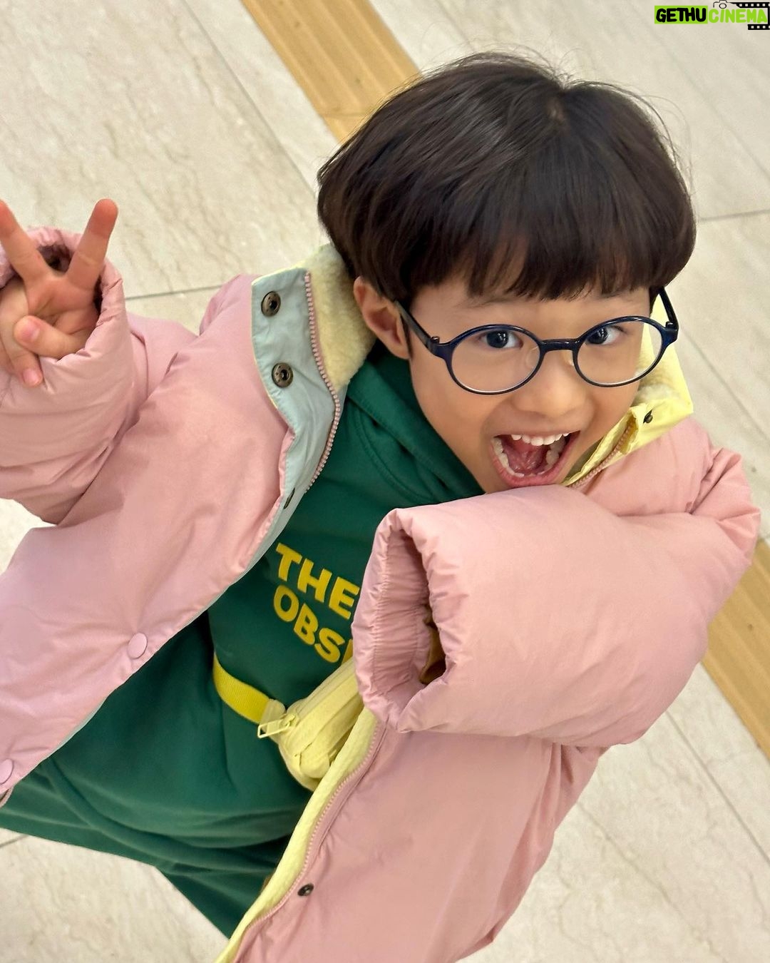 Lee Si-young Instagram - 3월의 농협은행✨ 1.후...... 예뿌네..... @gentlemonster 2.아니....오빠 ㅋㅋㅋㅋ 안깨지는데....??? @typhoon0705 이거 역시.....도 피지컬 훈련인건가... @netflixkr 3.🌸고마워요 @asicskr 여름에 나랑 잘 지내보쟈🫶🏻 4.유진이가 쥰 폰케😍😍😍 @kingo1398 5.안열리는 ㅠㅠㅠ 셀린 비눗방울....... 셀린 비누방울 불어보고싶어😭😭😭😭😭😭😭 6.내 지갑 맨날 털리는 투엘🥲🫶🏻 @twoel_official 7.8.평생 내 최애♥️♥️♥️♥️♥️ 9.제주도 촬영에 서프라이즈로 나타난 용규😭😭사랑헤 @kyuya_life 두손가득 유기농빵 사가지구왔는데 서울까지 가져와서 다먹어띠😍😍10.예쁜건 한장더...🖤