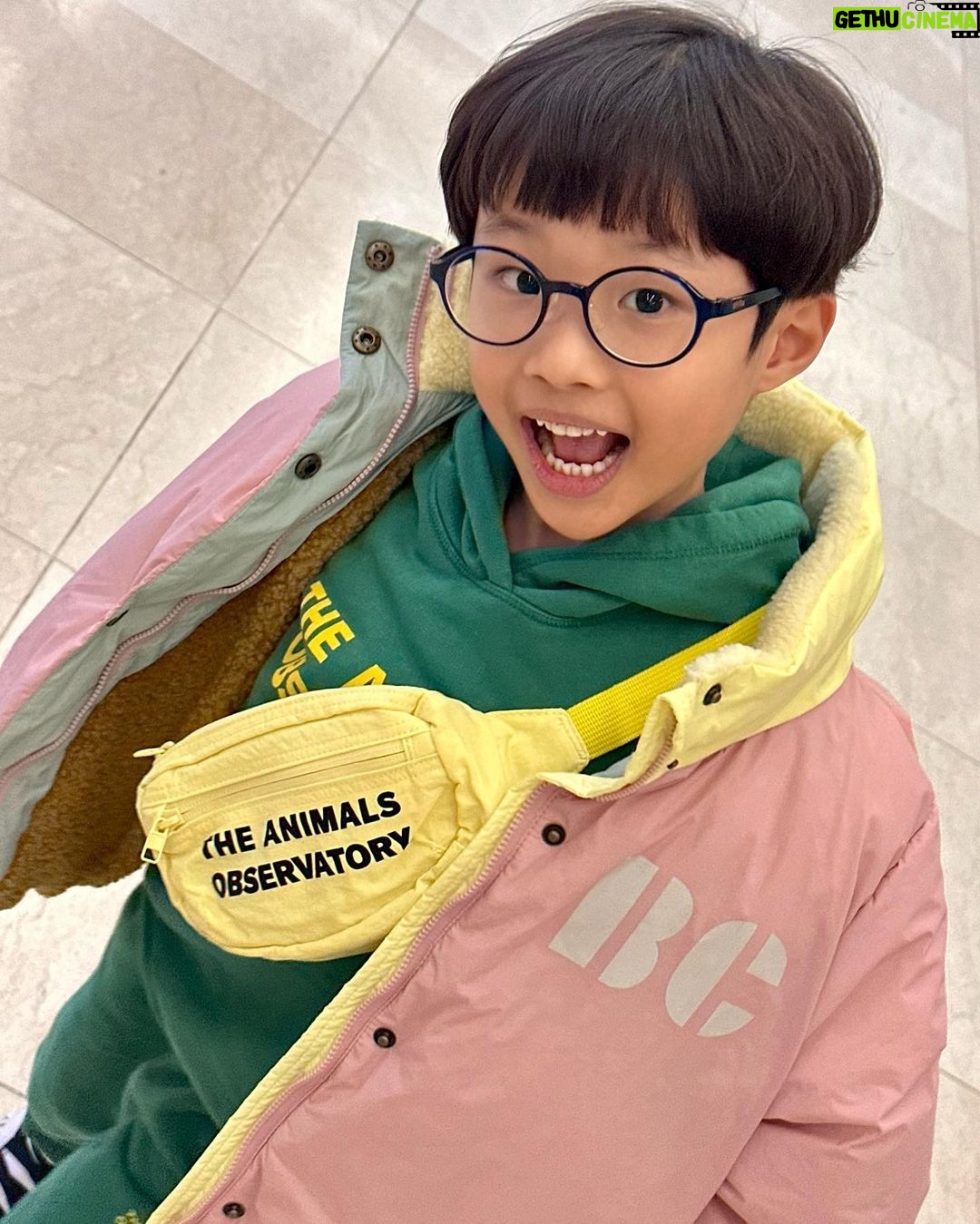 Lee Si-young Instagram - 3월의 농협은행✨ 1.후...... 예뿌네..... @gentlemonster 2.아니....오빠 ㅋㅋㅋㅋ 안깨지는데....??? @typhoon0705 이거 역시.....도 피지컬 훈련인건가... @netflixkr 3.🌸고마워요 @asicskr 여름에 나랑 잘 지내보쟈🫶🏻 4.유진이가 쥰 폰케😍😍😍 @kingo1398 5.안열리는 ㅠㅠㅠ 셀린 비눗방울....... 셀린 비누방울 불어보고싶어😭😭😭😭😭😭😭 6.내 지갑 맨날 털리는 투엘🥲🫶🏻 @twoel_official 7.8.평생 내 최애♥️♥️♥️♥️♥️ 9.제주도 촬영에 서프라이즈로 나타난 용규😭😭사랑헤 @kyuya_life 두손가득 유기농빵 사가지구왔는데 서울까지 가져와서 다먹어띠😍😍10.예쁜건 한장더...🖤