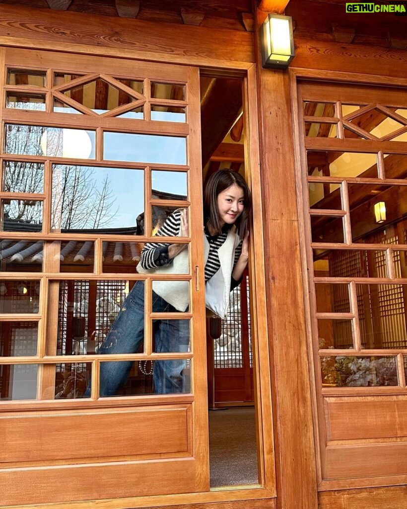 Lee Si-young Instagram - 🍣 박경제 쉐프님의 새로운 공간 '소수헌‘ 너무 아름다운 곳에서 감사했습니다♥️👍🏻✨ 그리고 잃어버린..... 내 최애 ㅠㅠㅠ 곰돌이 앞머리 구루푸😭😭😭😭😭😭😭😭😭😭분명있었...흐으어어어ㅓㅓㅓㅓㅠㅠ #소수헌