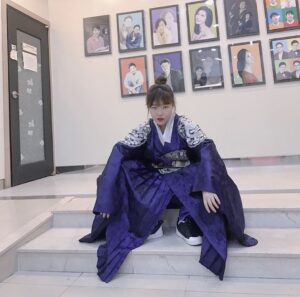 Lee Soo-hyun Instagram - 인기가 많은것도 참으로 
피곤한일이 아니지 않을 수 없구나 
모두 즐거운 명절 보내기 바란다 
에헴
