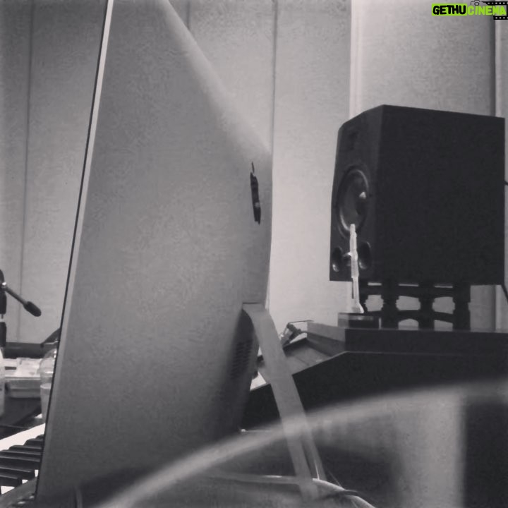 Lee Soo-hyun Instagram - 쉽게 잠들지 못하는 그대들에게 하고싶은 말🌙 오늘 하루도 여전히 힘든 하루를 견디고 어제와 다르지 않은 똑같은 일상이 불안한 지금 잠이 오지 않아 뒤척이다가 또 새벽이 오면 뒤엉켜진 마음이 흘러 넘쳐 눈물이 되어도 아무도 모르지 않아 너만을 위해 부르는 이 노래가 오늘 하루에 지친 네게 조그만 위로가 되길 바래 더는 견디기 힘들고 세상이 모질게 널 대해도 여전히 아름다운 너이기에 오늘 밤은 좋은꿈을 꾸길바래