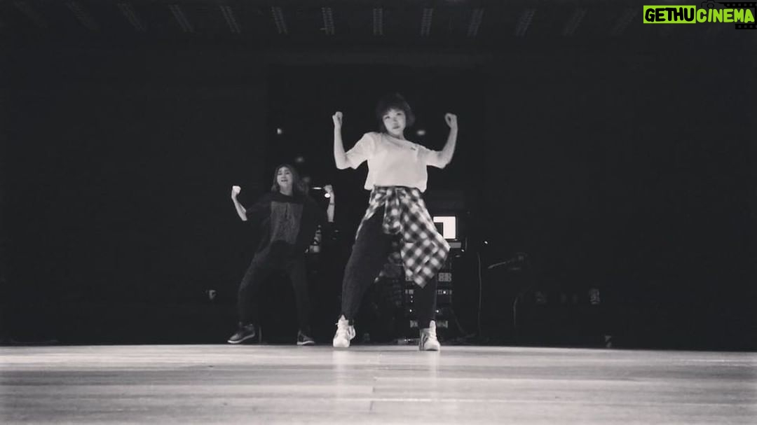 Lee Soo-hyun Instagram - 전에 복면가왕 준비하면서 찍은 연습영상😛 이쁜안무만들어주신 은영언니께 박수를😍👏🏻👏🏻 @rarmg