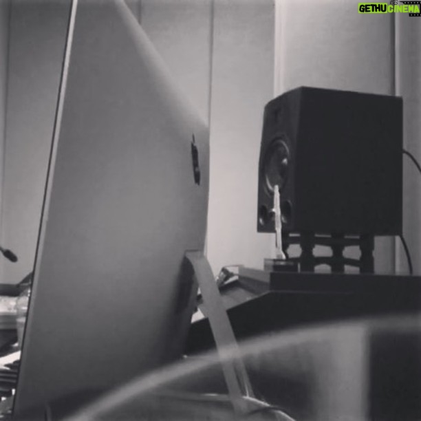 Lee Soo-hyun Instagram - 쉽게 잠들지 못하는 그대들에게 하고싶은 말🌙 오늘 하루도 여전히 힘든 하루를 견디고 어제와 다르지 않은 똑같은 일상이 불안한 지금 잠이 오지 않아 뒤척이다가 또 새벽이 오면 뒤엉켜진 마음이 흘러 넘쳐 눈물이 되어도 아무도 모르지 않아 너만을 위해 부르는 이 노래가 오늘 하루에 지친 네게 조그만 위로가 되길 바래 더는 견디기 힘들고 세상이 모질게 널 대해도 여전히 아름다운 너이기에 오늘 밤은 좋은꿈을 꾸길바래