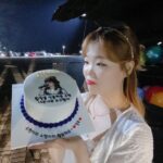 Lee Soo-hyun Instagram – 비긴어게인 코리아를 하면서
처음에는 보이지 않았던 마스크 너머로 가려진 미소들이
언젠가부터 선명하게 보이기 시작했어요
저에게 보내주신 따뜻한 눈빛과 미소가
너무 많이 그리울것같아요 정말 감사했어요✨
비긴어게인 코리아 안녕! 또 보자💙
사진은 우리팀이 마지막 촬영날 준비해준 써프라이즈❤️