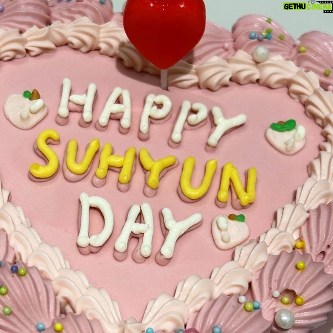 Lee Soo-hyun Instagram - 제 25번째 생일을 축하해주신 많은 칭구들 지인들 팬분들 감사해요❤️ 어젯밤부터 끊이지 않고 오던 축하 연락들 팬분들이 보내주신 선물과 편지 덕분에 사랑받는 사람이라고 느낀 행복한 하루였어요 계란후라이같이 퍼져서 살고싶은 저이지만 또 한번 보답하기위해 열심히 살아야겠다고 다짐하게 되는 것 같아요❤️ 모두 감사합니다