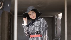 Leila Otadi Instagram - دلیل اینکه آدمها به سختی احساس خوشبختی می‌کنند این است که:
گذشته را، بهتر از آنچه بوده می‌بینند
حال را بدتر از آنچه هست
وترس از آینده را بیشتر از آنچه خواهد بود، می‌دانند.