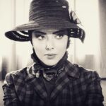 Leila Otadi Instagram - تفاوت ادمها و انسانها ادمها زندگی میکنند.. انسانها زیبا زندگی میکنند! ادمها ميشنوند.. انسانها گوش میدهند! ادمها میبینند.. انسانها عاشقانه نگاه میکنند! ادمها درفکر خودشان هستند.. انسانها به دیگران هم فکر میکنند! ادمها میخواهند شاد باشند.. انسانها میخواهند شاد کنند! ادمها اسم اشرف مخلوقات را دارند.. انسانها اعمال اشرف مخلوقات را انجام میدهند! ادمها انتخاب کرده اند که ادم بمانند.. انسانها تغییر کردن را پذیرفته اند تا انسان شدند! ادمها میتوانند انسان شوند... انسانها در ابتدا ادم بودند! ادمها ادم اند.. انسانها انسان! اما... ادمها و انسانها هر دو انتخاب دارند... اینکه ادم باشند یا انسان ،انتخاب با خودشان است،نیاز نیست انسان بزرگی باشیم،انسان بودن خود نهایت بزرگی ست! #آشوب #سريال #سريال_شبكه_خانگي #ليلااوتادى #عاطفه