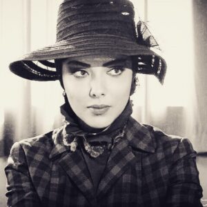Leila Otadi Instagram - تفاوت ادمها و انسانها
ادمها زندگی میکنند..
انسانها زیبا زندگی میکنند!
ادمها ميشنوند..
انسانها گوش میدهند!
ادمها میبینند..
انسانها عاشقانه نگاه میکنند!
ادمها درفکر خودشان هستند..
انسانها به دیگران هم فکر میکنند!
ادمها میخواهند شاد باشند..
انسانها میخواهند شاد کنند!
ادمها اسم اشرف مخلوقات  را دارند..
انسانها اعمال اشرف مخلوقات را انجام میدهند!
ادمها انتخاب کرده اند که ادم بمانند..
انسانها تغییر کردن را پذیرفته اند تا انسان شدند!
ادمها میتوانند انسان شوند...
انسانها در ابتدا ادم بودند!
ادمها ادم اند..
انسانها انسان!
اما...
ادمها و انسانها هر دو انتخاب دارند...
اینکه ادم باشند یا انسان ،انتخاب با خودشان است،نیاز نیست انسان بزرگی باشیم،انسان بودن خود نهایت بزرگی ست!
#آشوب #سريال #سريال_شبكه_خانگي #ليلااوتادى #عاطفه
