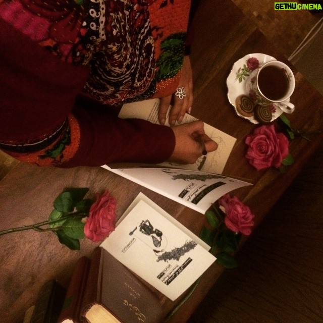 Leila Otadi Instagram - يكشنبه ٥/١١/٩٣در كتابخانه ملي ايران -جهان كودك ،حقاني-ساعت ٤-٦ ،ميعاد گاه من و دوستان و دوستدارانم است ،رونمايي كتاب شعرم با حضور بزرگان و هنرمندان و شما دوستان عزيزم،به اميد ديدار