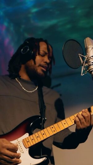 Leon G. Thomas III Instagram - Y’all tap in and peep the cover I did to my latest single Breaking Point! Full version is on my YouTube page go show some love!! Link in bio! #breakingpoint #leonthomas #ezmny #motown #coversong #acousticcover