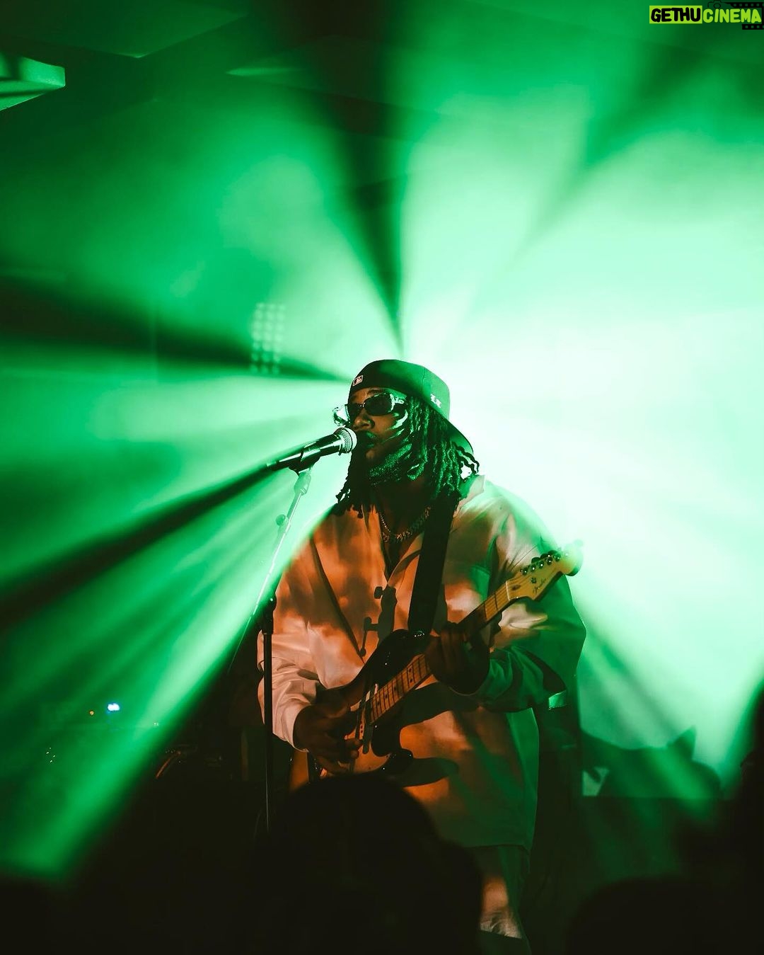 Leon G. Thomas III Instagram - It felt so good to be home, NY! Thank you for showing up and showing out! Shout out to the bro @wale for pullin up! ππΎ #LeonThomas #ElectricDusk #Tour #NewYork #NY #Brooklyn #Bronx #Wale #BabysAllRight