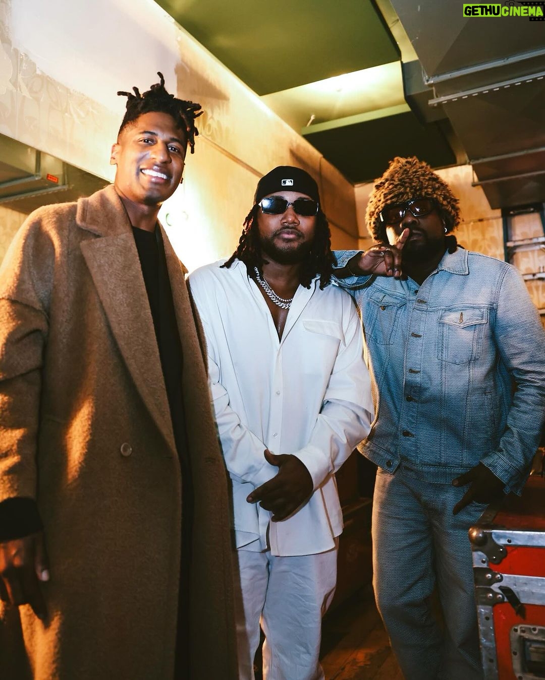 Leon G. Thomas III Instagram - It felt so good to be home, NY! Thank you for showing up and showing out! Shout out to the bro @wale for pullin up! ππΎ #LeonThomas #ElectricDusk #Tour #NewYork #NY #Brooklyn #Bronx #Wale #BabysAllRight