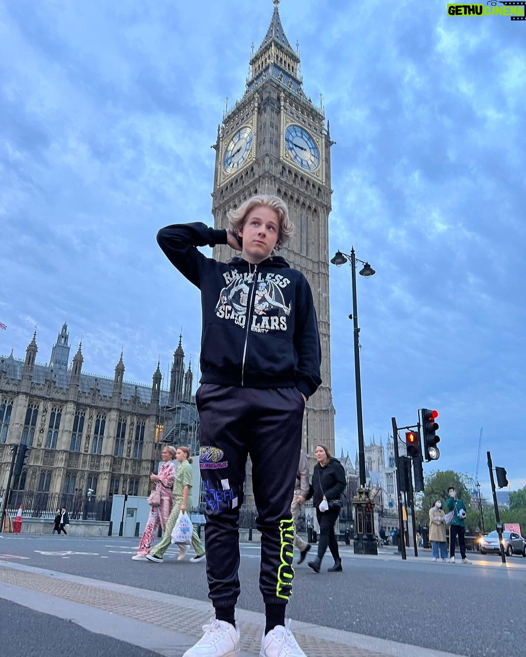 Lev Cameron Instagram - me & tha biggest ben in the world 🌍 London, United Kingdom