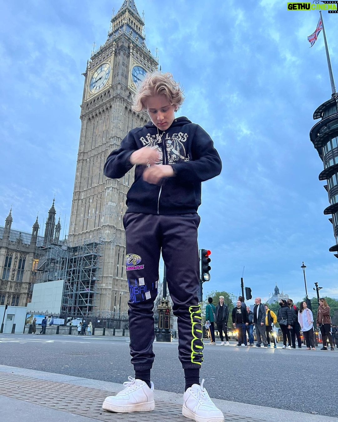 Lev Cameron Instagram - me & tha biggest ben in the world 🌍 London, United Kingdom