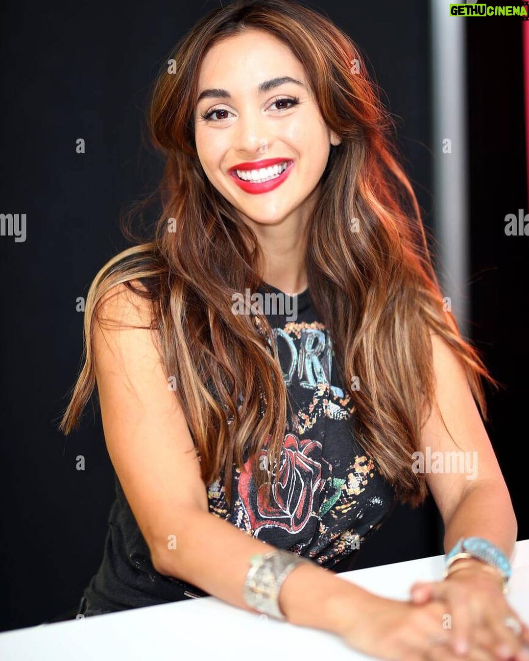 Lindsey Morgan Instagram - A Christmas Miracle! She got her IG back ππ€ Thank you for all the prayers, vibes and light during this difficult time of disconnection What did I miss?? ((Thank you @lindseymorgancloset for showing me these cute pics from the German ComicCon))